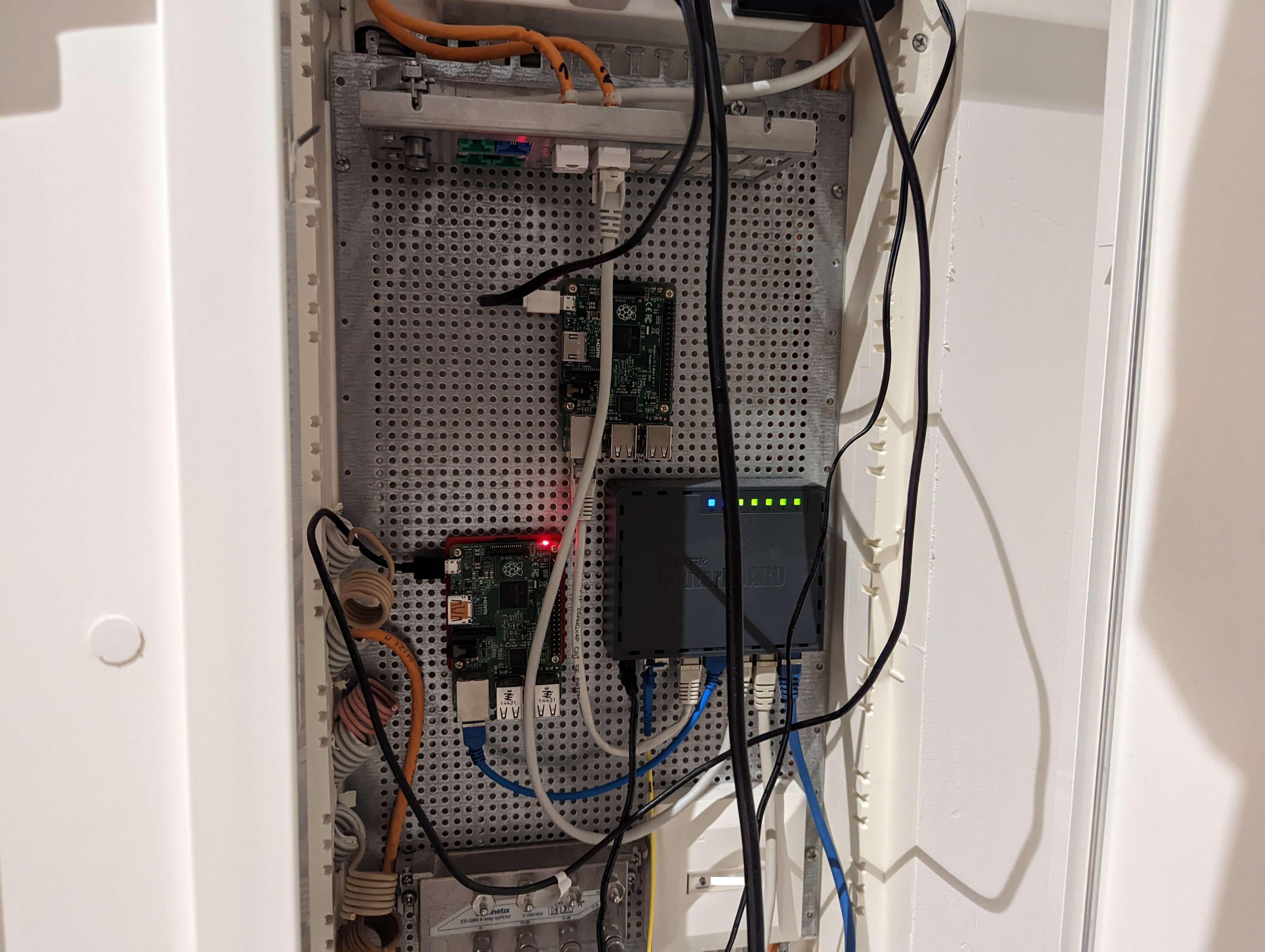 hEX S and both Raspberry Pi mounted on wall plate